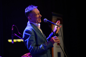 Jazzowa jesień - Janusz Szrom prezentuje: „Andrzej Zaucha — Songbook” - Janusz Szrom podczas występu w kinie Marzenie