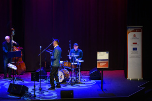 Jazzowa jesień - Janusz Szrom prezentuje: „Andrzej Zaucha — Songbook” - Janusz Szrom z zespołem wykonujący utwory z repertuaru Andrzeja Zauchy