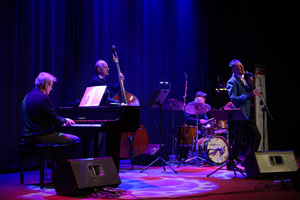 Jazzowa jesień - Janusz Szrom prezentuje: „Andrzej Zaucha — Songbook” - Janusz Szrom z zespołem wykonujący utwory z repertuaru Andrzeja Zauchy