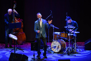 Jazzowa jesień - Janusz Szrom prezentuje: „Andrzej Zaucha — Songbook” - Janusz Szrom z zespołem wykonujący utwory z repertuaru Andrzeja Zauchy