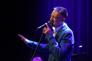 Jazzowa jesień - Janusz Szrom prezentuje: „Andrzej Zaucha — Songbook” - Janusz Szrom podczas występu w kinie Marzenie