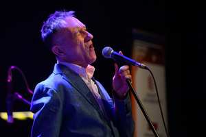 Jazzowa jesień - Janusz Szrom prezentuje: „Andrzej Zaucha — Songbook” - Janusz Szrom podczas występu w kinie Marzenie