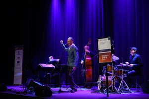 Jazzowa jesień - Janusz Szrom prezentuje: „Andrzej Zaucha — Songbook” - Janusz Szrom z zespołem wykonujący utwory z repertuaru Andrzeja Zauchy