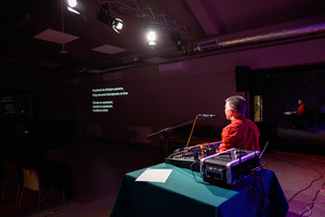 "Nie bądź karpierm, kolęduj!" - Koncert kolęd w Domu Kultury Westerplatte - Bartłomiej Szułakiewicz podczas kolędowania w DKW