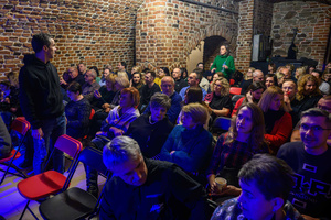 Koncert świąteczny: Mika Urbaniak & Victor Davies - Publiczność gromadząca się w Piwnicach TCK