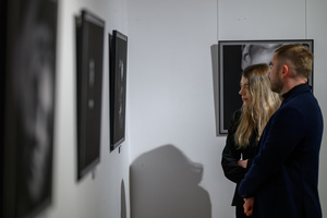 Wystawa: Męskie rozmowy - Publiczność oglądająca wystawę „Męskie rozmowy”