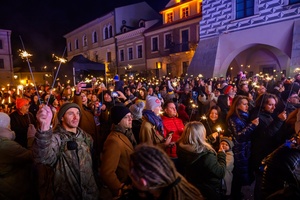 Koncert: 33. tarnowski finał WOŚP - Publiczność przed sceną uczestnicząca w Światełku do nieba