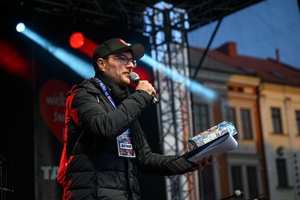 Koncert: 33. tarnowski finał WOŚP - Na scenie prowadzący koncertowy finał Kamil Morydz