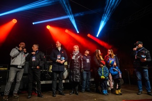 Koncert: 33. tarnowski finał WOŚP - Na scenie przedstawiciele tarnowskiego sztabu WOŚP, władze miasta, organizatorzy koncertu podsumowujący 33. tarnowski finał WOŚP