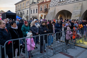 Koncert: 33. tarnowski finał WOŚP - Publiczność zebrana podczas tarnowskiego koncertu przed sceną