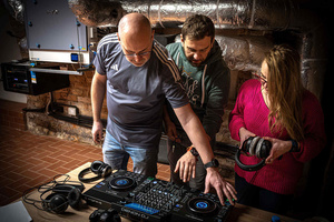 Ferie: Kurs dla DJ'ów - Prowadzący Andrzej Adamski wraz z uczestnikami kursu dla DJ'ów