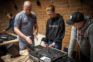 Ferie: Kurs dla DJ'ów - Prowadzący Andrzej Adamski wraz z uczestnikami kursu dla DJ'ów