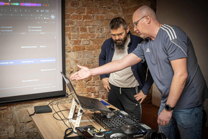 Ferie: Kurs dla DJ'ów - Prowadzący Andrzej Adamski wraz z uczestnikiem kursu dla DJ'ów