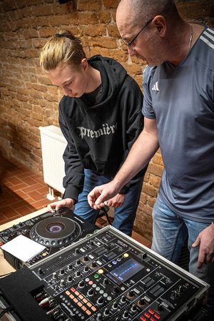Ferie: Kurs dla DJ'ów - Prowadzący Andrzej Adamski wraz z uczestnikiem kursu dla DJ'ów