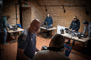 Ferie: Kurs dla DJ'ów - Prowadzący Andrzej Adamski wraz z uczestnikami kursu dla DJ'ów