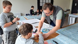 Kreatywne warsztaty - Zwierzyniec - Uczestnicy podczas warsztatów i prowadzący Daniel Cholewiak