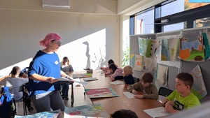 Kreatywne warsztaty - Zwierzyniec - Uczestnicy podczas warsztatów i prowadząca Dorota Omylska