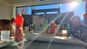 Kreatywne warsztaty - Zwierzyniec - Uczestnicy podczas warsztatów.