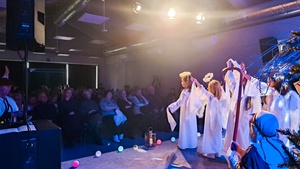 Jasełka Dzieci - Przedszkolaki podczas przedstawienia na scenie