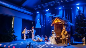 Jasełka Dzieci - Przedszkolaki podczas przedstawienia na scenie