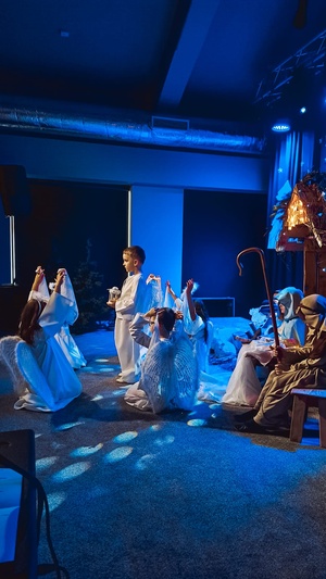 Jasełka Dzieci - Przedszkolaki podczas przedstawienia na scenie