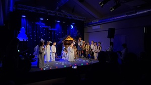 Jasełka Dzieci - Przedszkolaki podczas przedstawienia na scenie