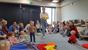 Muzyka dla smyka - zajęcia pokazowe - Mamy wraz z dziećmi podczas zajęć oraz prowadząca Magdalena Zaranek