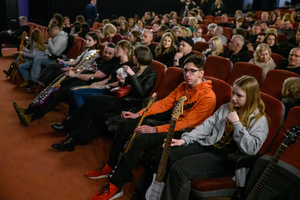 Koncert S.M.Rock - Uczniowie S.M.Rock oraz publiczność gromadząca się w sali kina Marzenie