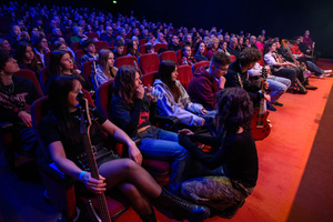 Koncert S.M.Rock - Uczniowie oraz publiczność słuchająca utworów wykonywanych przez uczniów S. M.Rock