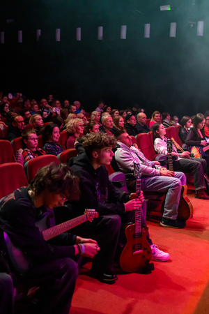 Koncert S.M.Rock - Uczniowie oraz publiczność słuchająca utworów wykonywanych przez uczniów S. M.Rock