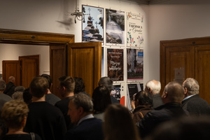 Wernisaże dzień po dniu: Tomasz Milcewicz / Krzysztof Madej - Publiczność oglądająca wystawę