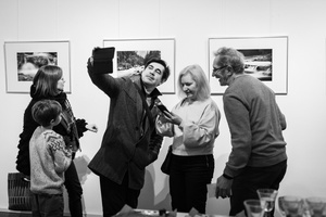 Wernisaże dzień po dniu: Tomasz Milcewicz / Krzysztof Madej - Publiczność oglądająca wystawę