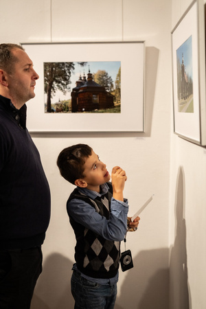 Wernisaże dzień po dniu: Tomasz Milcewicz / Krzysztof Madej - Publiczność oglądająca wystawę