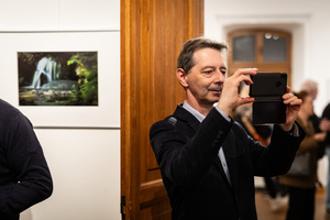 Wernisaże dzień po dniu: Tomasz Milcewicz / Krzysztof Madej - Publiczność oglądająca wystawę