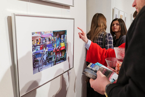 Wernisaże dzień po dniu: Gabriela Półkoszek / Ewa Serafińska - Publiczność oglądająca wystawę