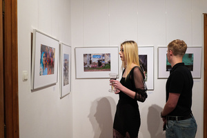 Wernisaże dzień po dniu: Gabriela Półkoszek / Ewa Serafińska - Publiczność oglądająca wystawę