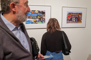 Wernisaże dzień po dniu: Gabriela Półkoszek / Ewa Serafińska - Publiczność oglądająca wystawę