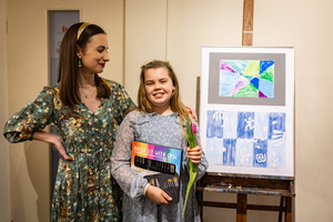 Wystawa semestralna Studio Art - Kropka, kreska, plama - Magdalena Sara Krawczyk wraz z jedną ze swoich uczennic