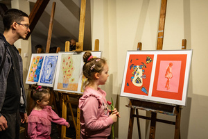 Wystawa semestralna Studio Art - Kropka, kreska, plama - Publiczność oglądająca wystawę