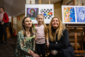 Wystawa semestralna Studio Art - Kropka, kreska, plama - Magdalena Sara Krawczyk wraz z jedną ze swoich uczennic