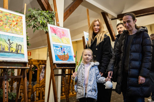 Wystawa semestralna Studio Art - Kropka, kreska, plama - Publiczność oglądająca wystawę