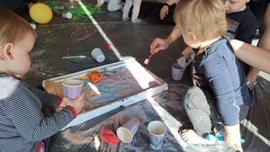 Warsztaty sensoplastyczne dla dzieci do lat 3. - Uczestnicy podczas zajęć.