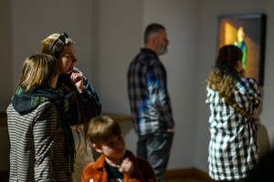 Wystawa: Hotel - Uczestnicy oglądający wystawę „Hotel”