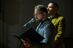 Wystawa: Hotel - Marcin Dąbek przemawiający podczas wernisażu wystawy „Hotel”