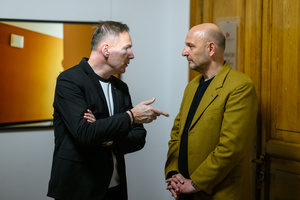 Wystawa: Hotel - Od lewej: Dyrektor Tarnowskiego Centrum Kultury - Tomasz Kapturkiewicz rozmawiający z autorem wystawy Krzysztofem Gołuchem