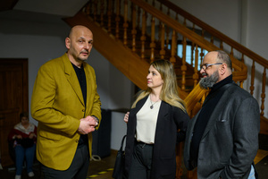 Wystawa: Hotel - Od lewej Krzysztof Gołuch przed rozpoczęciem wernisażu