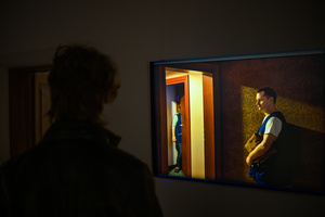 Wystawa: Hotel - Uczestnicy oglądający wystawę „Hotel”