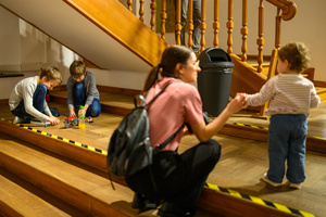 Wystawa: Hotel - Uczestnicy oglądający wystawę „Hotel”