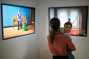 Wystawa: Hotel - Uczestnicy oglądający wystawę „Hotel”