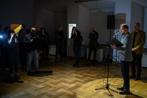 Wystawa: Hotel - Marcin Dąbek przemawiający podczas wernisażu wystawy „Hotel”